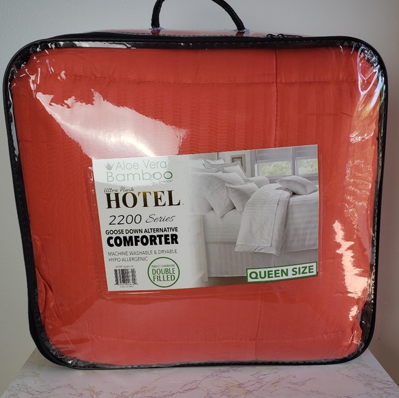 QUEEN SIZE COMFORTER - Picture 2 of 4